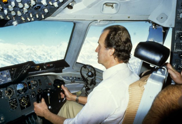 El entonces príncipe Juan Carlos, pilotando un avión mientras sobrevolaban el Himalaya... O eso creía él.