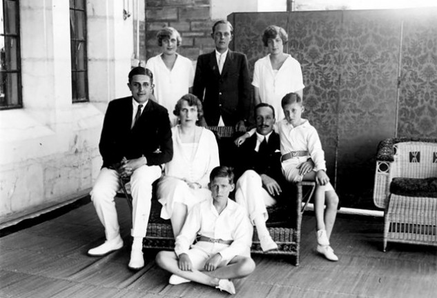 Imagen retrospectiva de Alfonso XIII y la reina Victoria Eugenia posando con sus hijos.