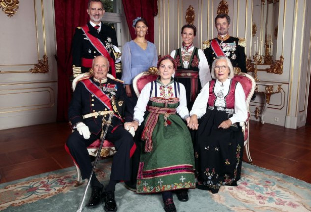 La princesa Ingrid Alexandra de Noruega posa junto a parte de su familia y otros invitados ilustres. A la izquierda, el rey Felipe VI.