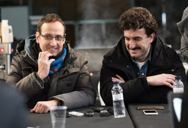 Albert Espinosa (izquierda) y el actor Miky Esparbé, que da vida a un detective en la serie "Los espabilados".