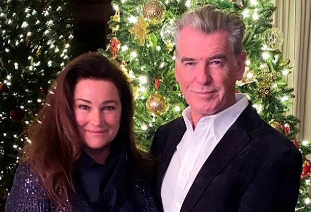 Pierce Brosnan y su mujer