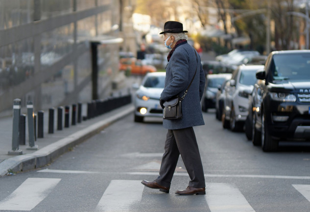 Anciano cruzando la calle