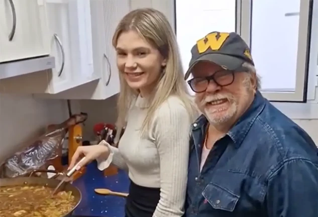 Arévalo cocinando paella con su nieta.