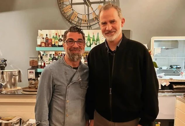 Felipe VI posando con el chef de un restaurante