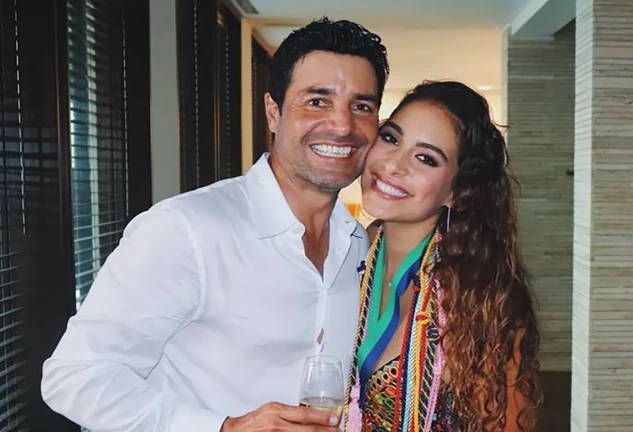 Chayanne posando sonriente junto a su hija.