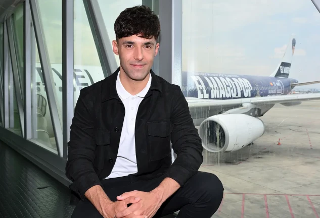 El Mago Pop con su avión en el aeropuerto.