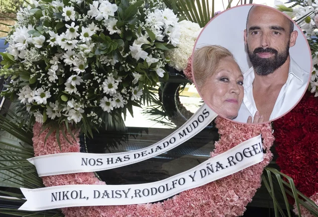 Corona de Flores y el hijo de Mari Carmen y sus muñecos en el entierro