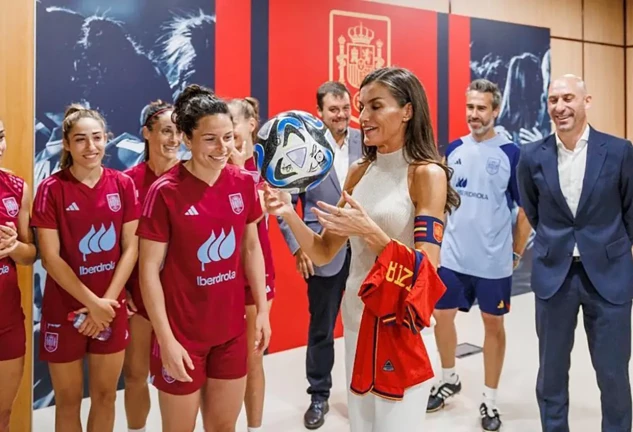 Reina Letizia con las jugadoras de la selección de futbol