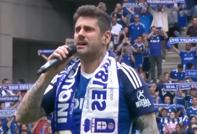 Melendi emocionado cantando el himno en el Estadio Carlos Tartiere.