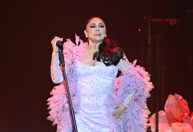 Isabel Pantoja sobre el escenario durante su concierto de su gira 50 aniversario en Madrid, el 13 de abril de 2024