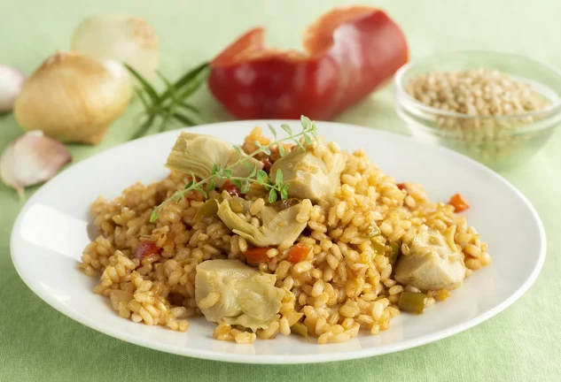 Paella de verduras con arroz integral