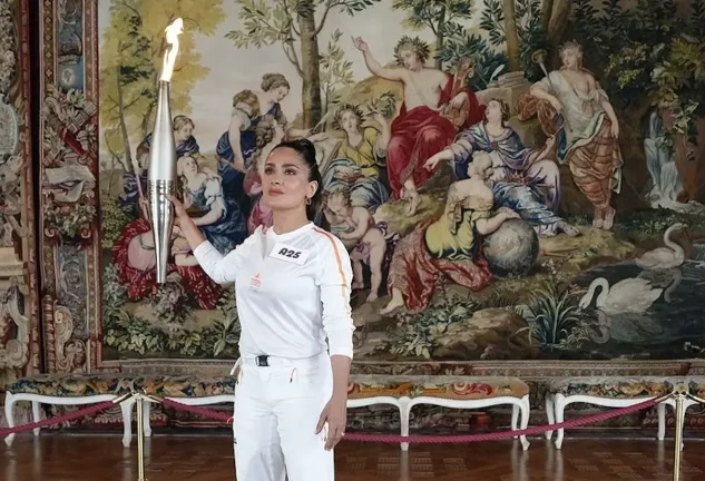 Salma Hayek, espectacular a los 57 años portando la antorcha olímpica