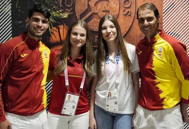 Leonor y Sofía con Rafa Nadal y Alcaraz tras el partido.