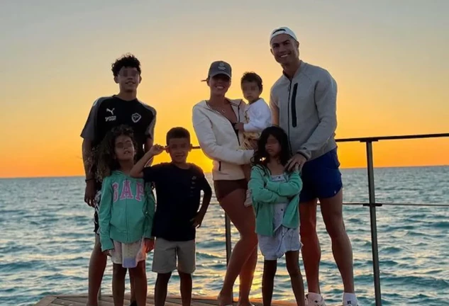 Cristiano y Georgina en Arabia con toda su familia