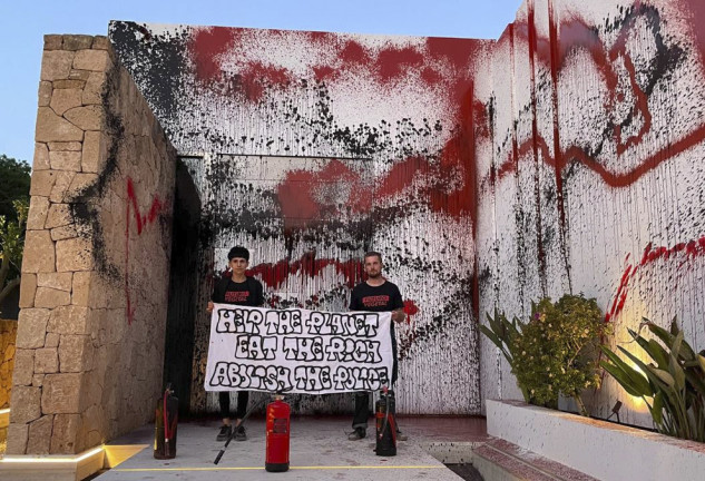 Activistas medioambientales de Futuro Vegetal han vandalizado este martes con pintura roja y negra la fachada de la mansión de Ibiza de Leo Messi