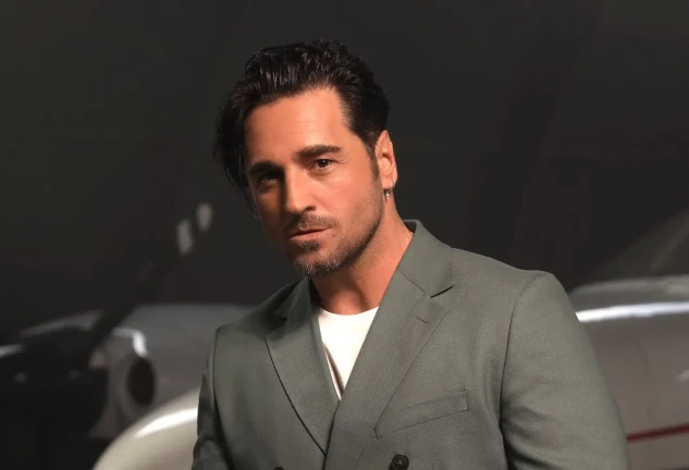 David Bustamante posando