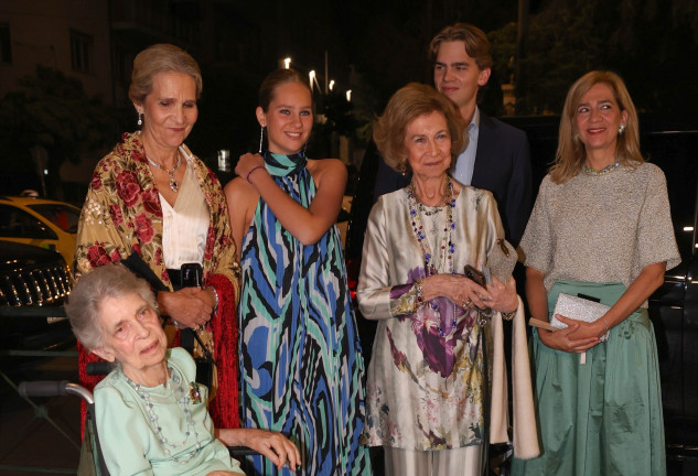 Doña Sofía con su hermana Irene, sus hijas, y sus nietos, Irene y Miguel en la preboda de Teodora de Grecia