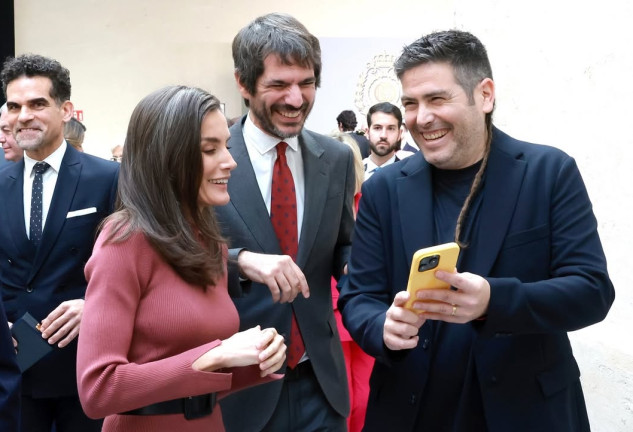 Estopa se salta el protocolo y se hace una selfie con los reyes Felipe y Letizia