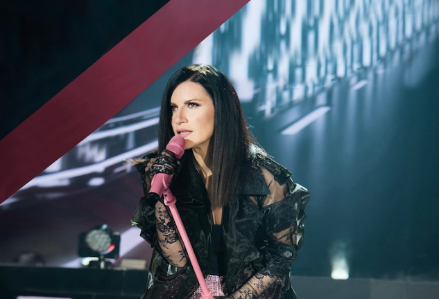 Laura Pausini sufre una brutal caída en pleno concierto