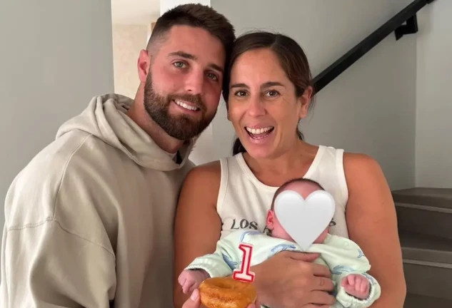 Anabel Pantoja y David Rodríguez, junto a su hija, Alma.