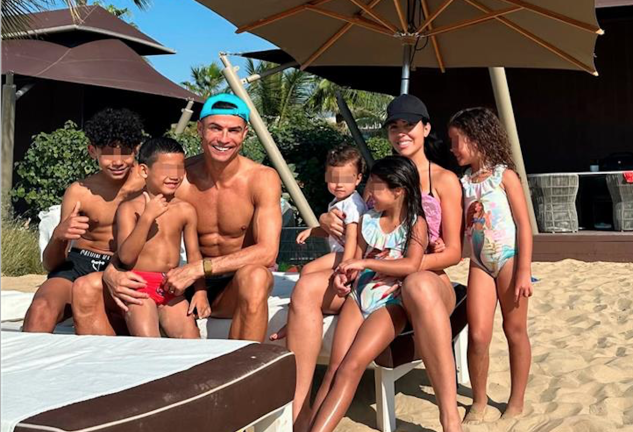 Cristiano Ronaldo cumple 40 años: sus mejores fotos con Georgina y sus hijos en su nueva vida de lujo en Riad