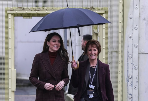 Kate Middleton se vuelca con los bebés de las presas en la cárcel de mujeres