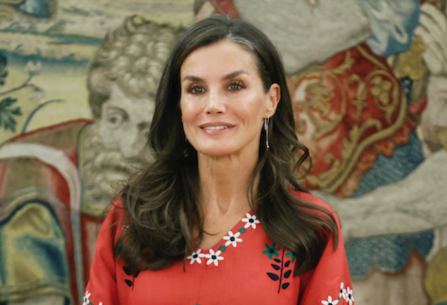 Así escoge la Reina Letizia sus vestidos: el secreto que destapa un diseñador