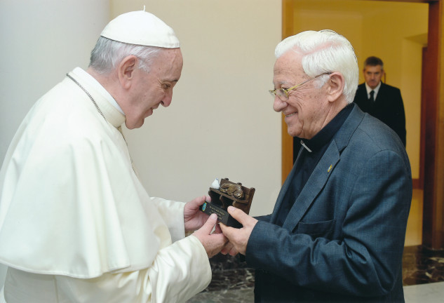 padre angel salud papa francisco neumonia bilateral