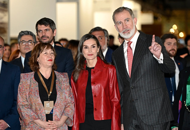 reina letizia chaqueta roja arco mango