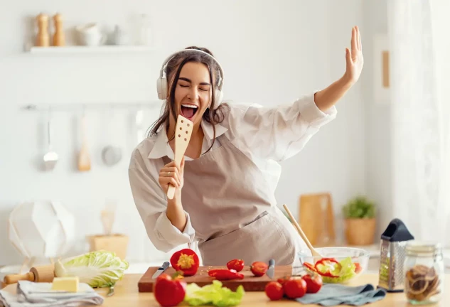 mujer canta cocina