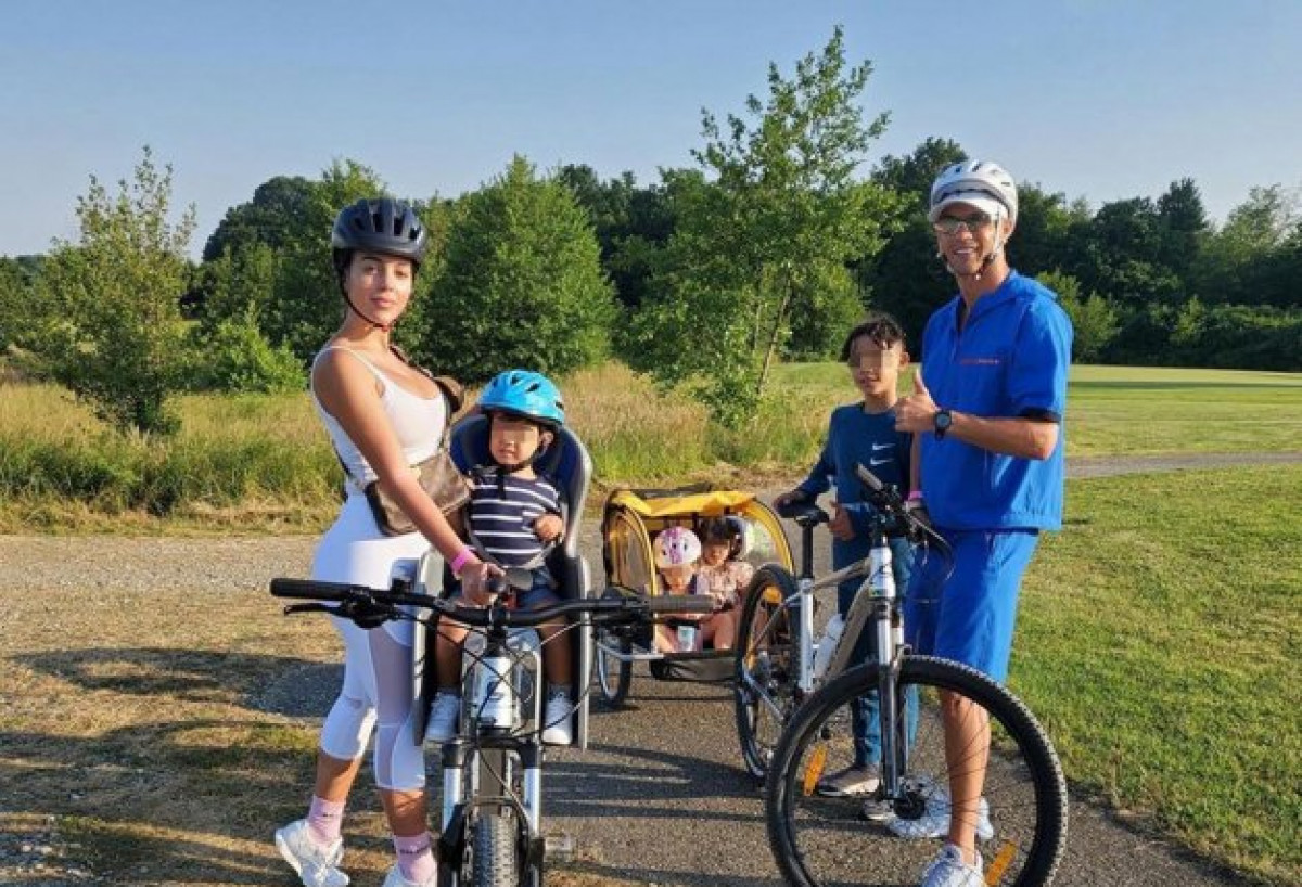 Cristiano Ronaldo y su familia, ¡de excursión en bicicleta!