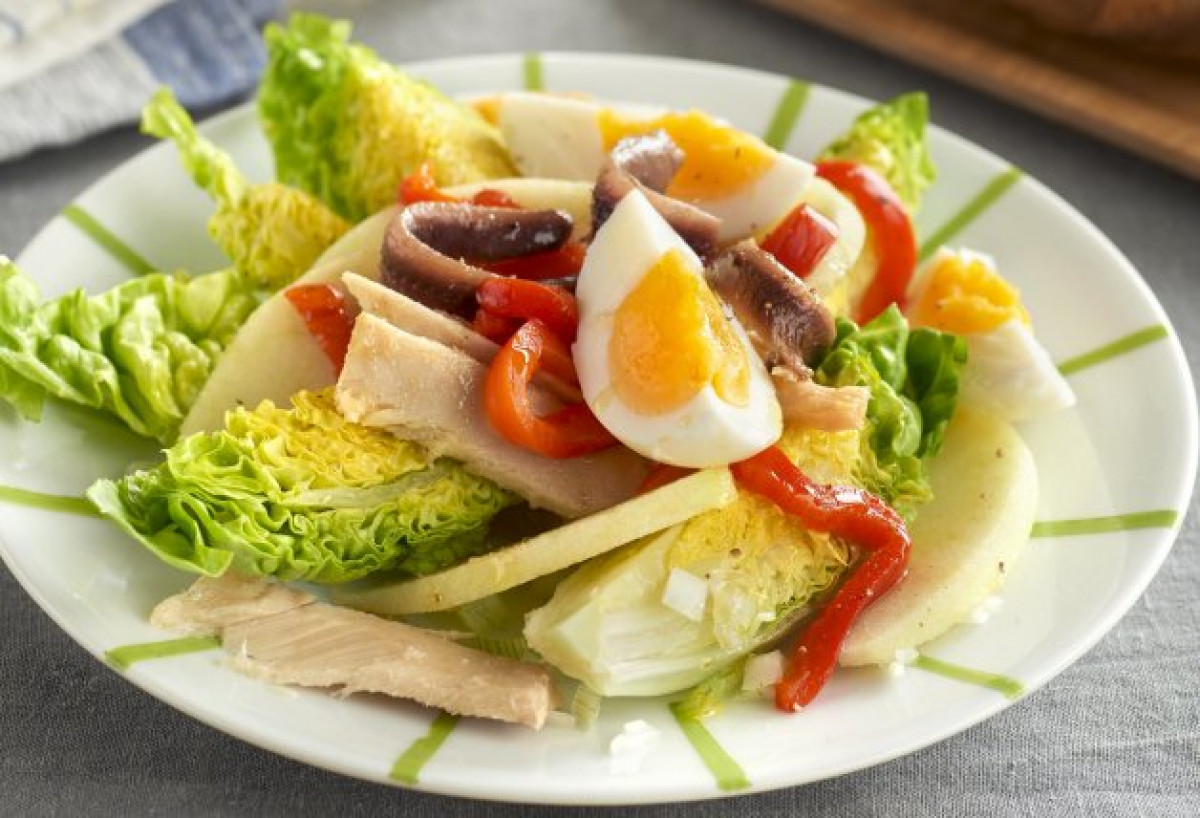 Cogollos con manzana, atún, anchoas y huevo duro