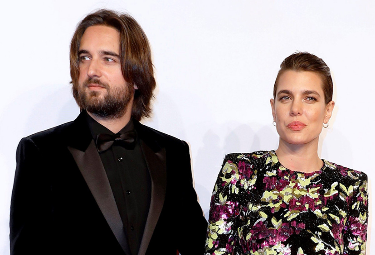 Carlota Casiraghi y su marido, pillados en una playa nudista