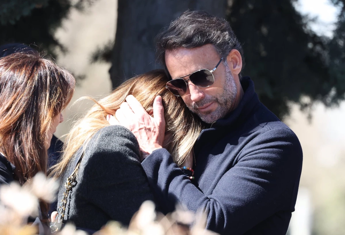 Lara Dibildos, sin sus hijos, se apoya en Álvaro Muñoz Escassi en funeral  de su madre