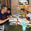 Francesco Arcuri con sus hijos, Gabriel y Daniel, y un amigo suyo, Fabio, comiendo en un bar de Carloforte.