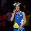 Carolina Marín en el momento en el que recibió la medalla de oro como campeona del Mundial de Bádminton.