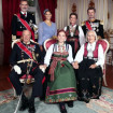 La princesa Ingrid Alexandra de Noruega posa junto a parte de su familia y otros invitados ilustres. A la izquierda, el rey Felipe VI.