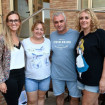 La psicóloga Marta Argilés, con Nati, Manuel y Maricarmen, tres de los alumnos del curso de cuidadores paliativos que ofrece en Barcelona la Obra Social de La Caixa.