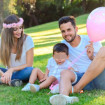 Hugo, el niño del tambor, estaba entusiasmado en la boda de sus papis. 