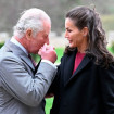 Carlos, de 73 años, besa la mano de la reina Letizia, de 49.