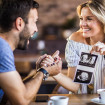 Pareja con ecografías del feto de un bebé