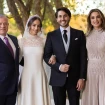 Rania de Jordania con su hija y su hierno posando el día de su boda.