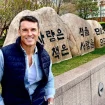 Jesús Vázquez posando ante unas piedras en corea