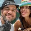 Dani Alves con su mujer.