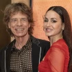 Mick Jagger posando con su futura esposa.