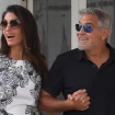 Amal y George paseando por Venecia.