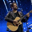 Antonio Orozco tocando la guitarra y cantando en los Premios de la Cadena Dial 2023.