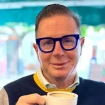 Jorge Cadaval con gafas tomando café en una imagen de redes