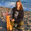 Olivia con su invento, la Jelly Cleaner, que sirve para limpiar de plásticos la superficie del mar.