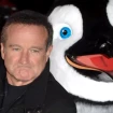 Robin Williams junto a un peluche gigante de un pingüino.